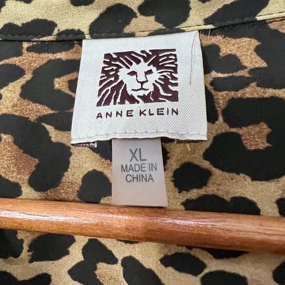 Anne Klein Leopard Print Blouse Womens XL Roll Tab Sleeve V-Neck Animal Top Tan - Picture 2 of 5